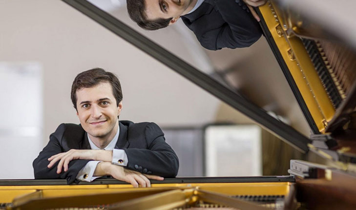 Award-winning pianist Kenny Broberg