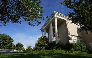 Side view of the Smittcamp Alumni House at Fresno State.