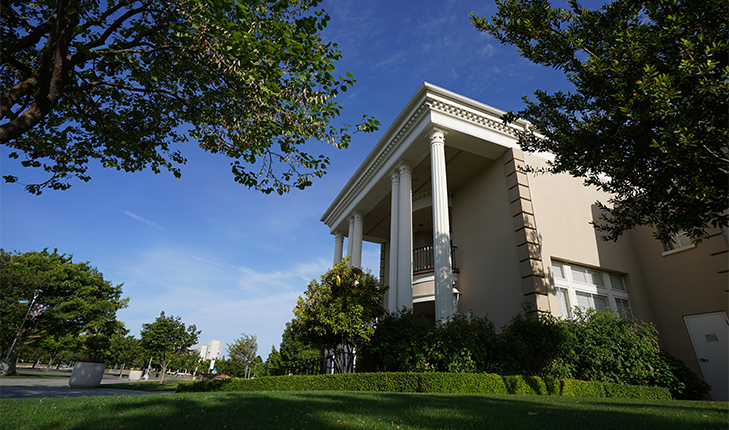 Side view of the Smittcamp Alumni House at Fresno State.