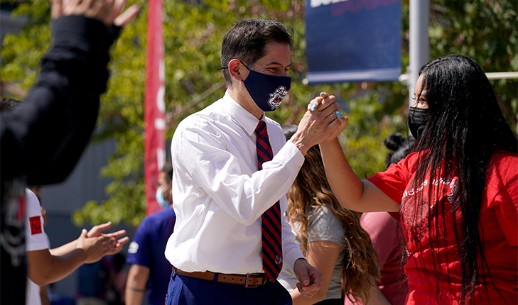 Fresno State President Saúl Jiménez-Sandoval dances with a student during a flash mob.
