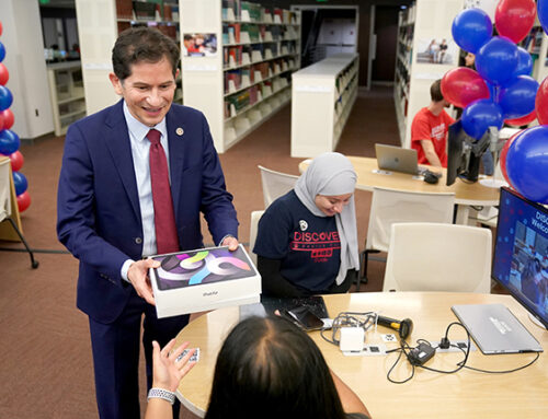 Fresno State distributes iPads to new students