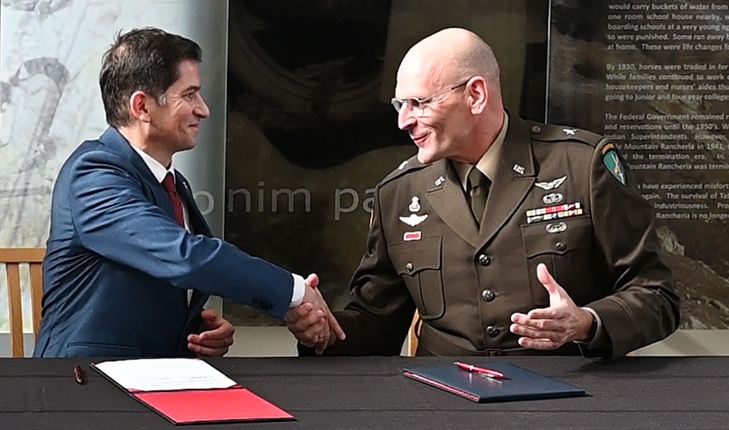 President Saúl Jiménez-Sandoval shaking hands with General Christopher J. Dziubek.